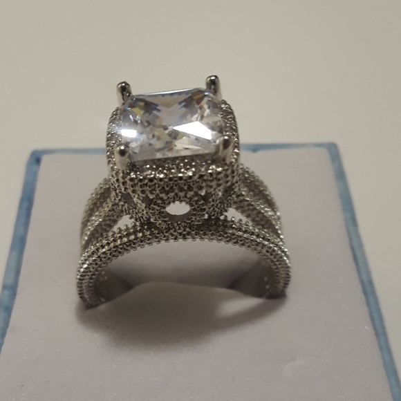 White sapphire ring size 7 gorgeous - Picture 2 of 4